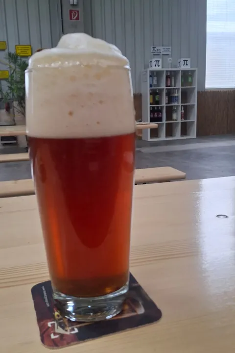 Frisch gezapftes Dampfplauderer im Glas in der Braustube