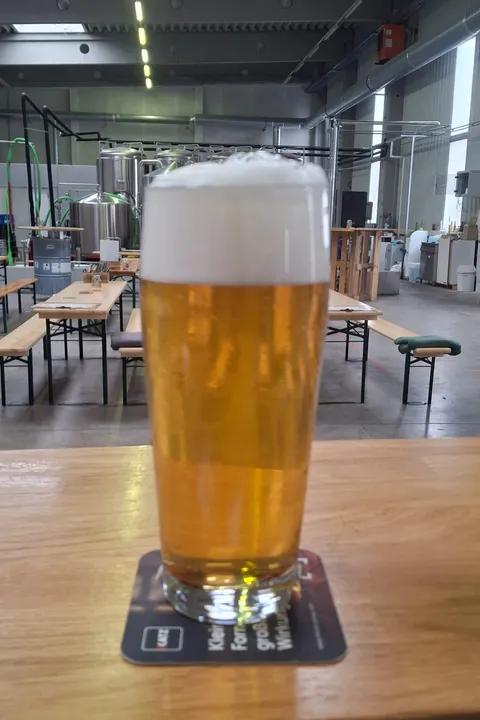 Frisch gezapftes Dulliöh im Glas in der Braustube