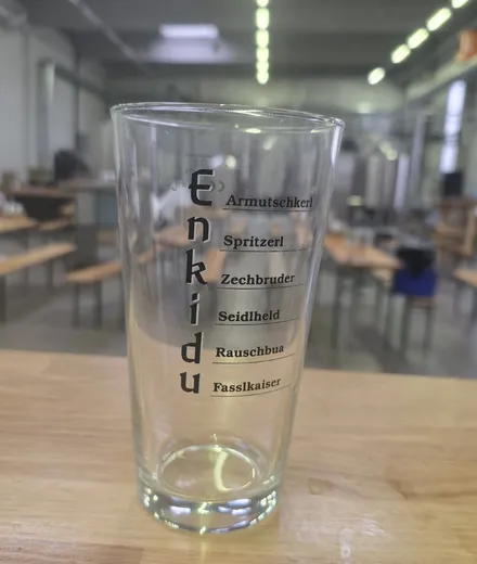 Enkidu-Glas mit Füllstrichen vom Armutschkerl bis zum Fasslkaiser