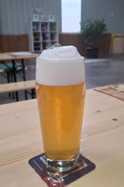Frisch gezapftes Strawanzer im Glas in der Braustube